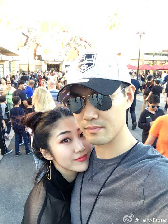 这组照片定格了王仕鹏与李跑的最美瞬间，两人穿着休闲情侣装，无论是相视而笑还是依偎在一起，举手投足间都流露出了老夫老妻般的默契与深情，不愧是中国篮坛的模范夫妻。