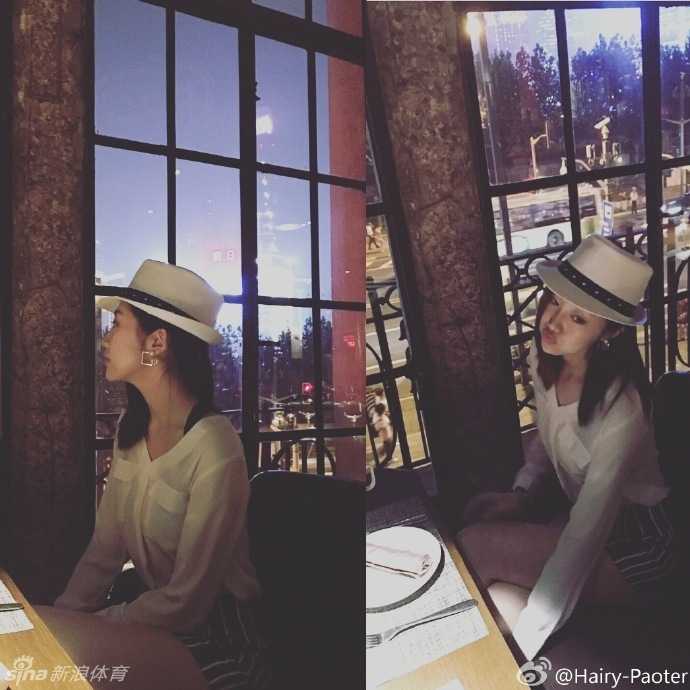 李跑与闺蜜开心合影，她扎着清爽丸子头对镜甜笑，两人并肩而立展现亲密无间的姐妹情深，画面温馨有爱。