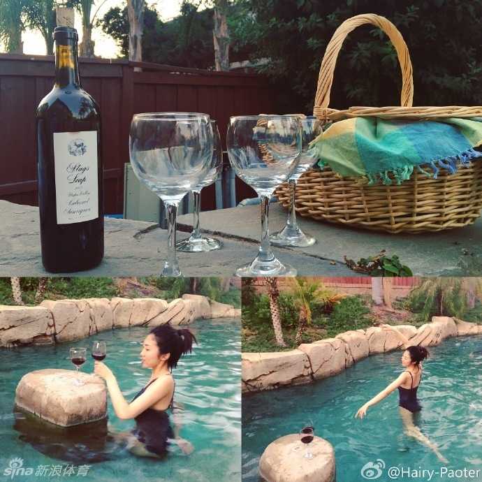 李跑身穿时尚的休闲服装，侧身坐在汽车前盖上，修长的双腿自然伸展，背景是开阔的美式公路风景，整个画面洋溢着自由与惬意的气息。