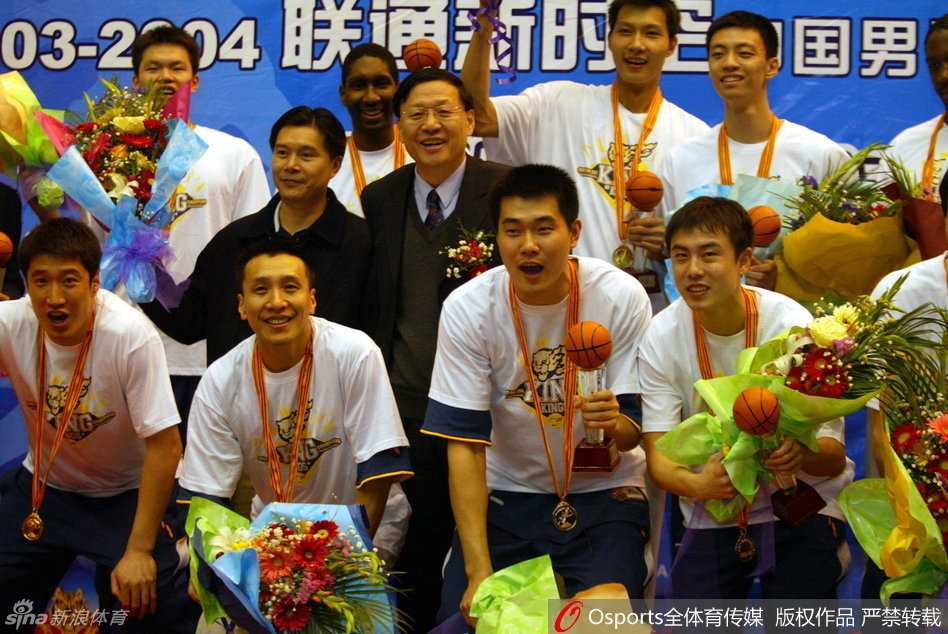 王仕鹏高高跃起投篮，防守球员只能望其项背，篮球在空中旋转直奔篮筐