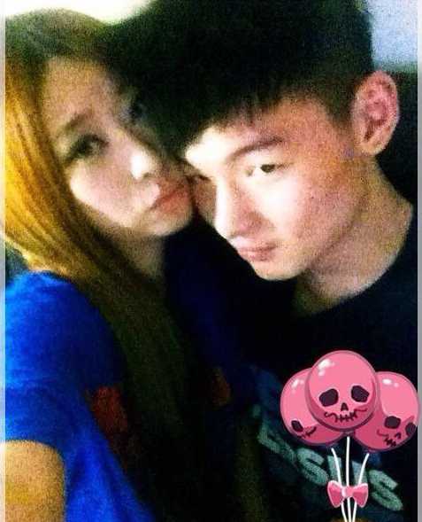 青涩岁月的留影，王哲林与友人面对镜头露出灿烂笑容，眼神中满是对未来的憧憬