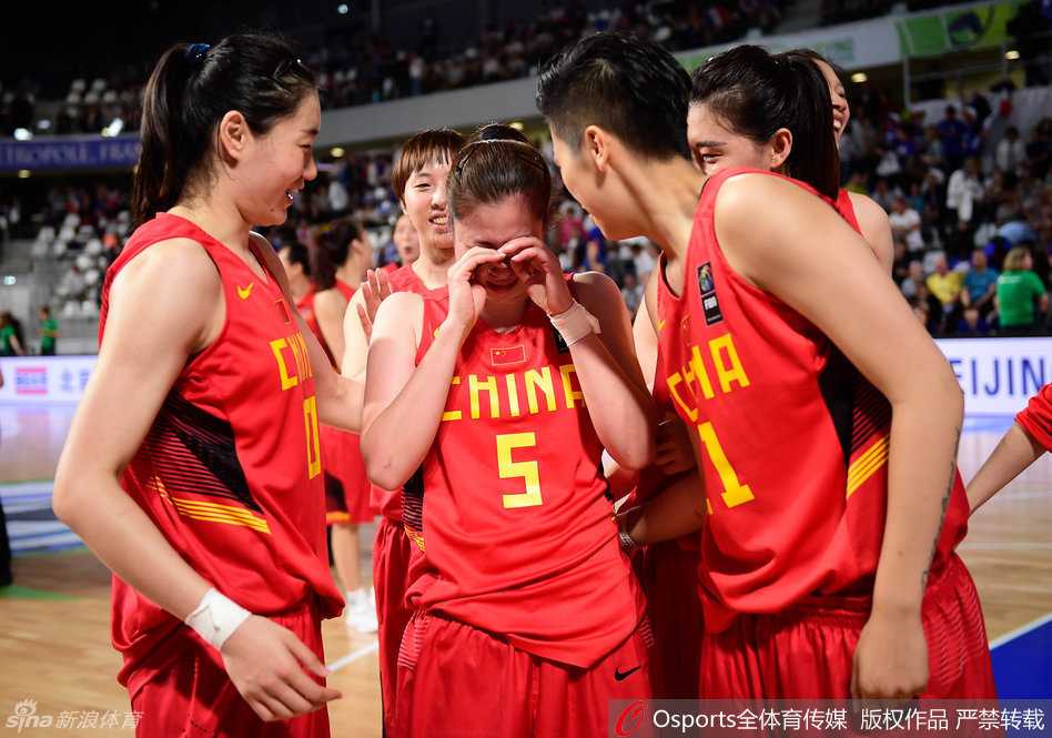 黄红玭在狭小的内线缝隙中强行起跳，以一记灵巧的抛投将球送入篮筐，动作果断而充满力量。