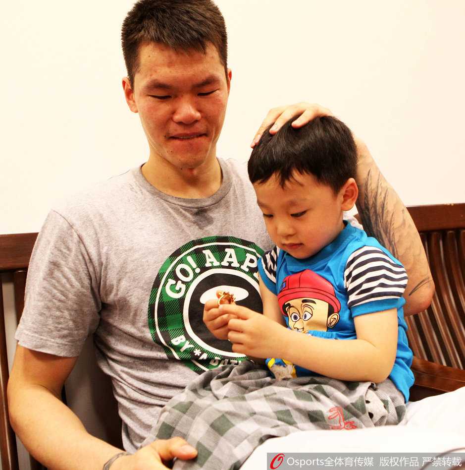 阿的江的女儿阿迪娜青春靓丽，身穿休闲装，身高腿长，气质出众，五官精致如同明星，完美继承了父母的高颜值。