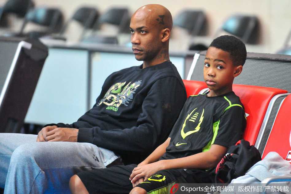 郭士强和女儿一起出现在赛场边，女儿眉眼间酷似父亲，扎着马尾辫，看起来乖巧可爱，父女俩正在交流着什么。