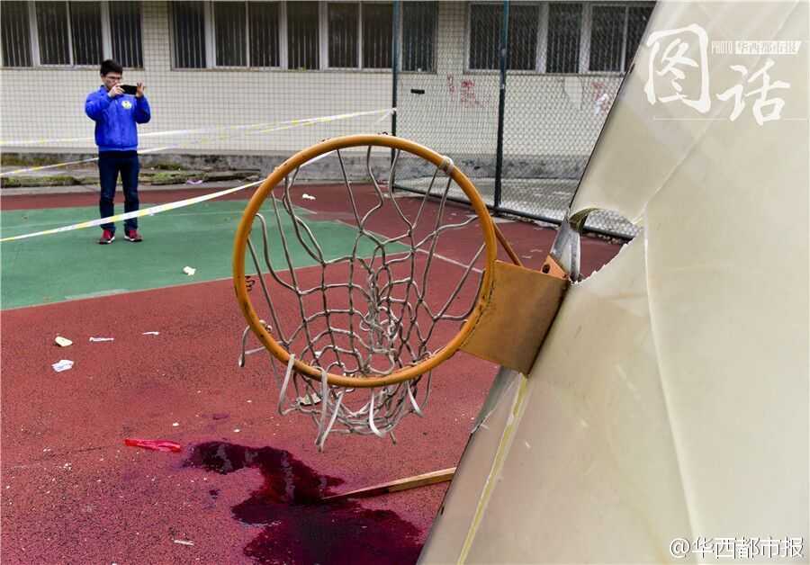 生命无法承受之重:成都理工大学篮球架倒塌事故的追问与反思 篮球架倒塌后,现场一片狼藉,断裂的金属架横卧在地,篮圈扭曲变形,地面上触目惊心的血迹无声地诉说着刚刚发生的惨烈意外。