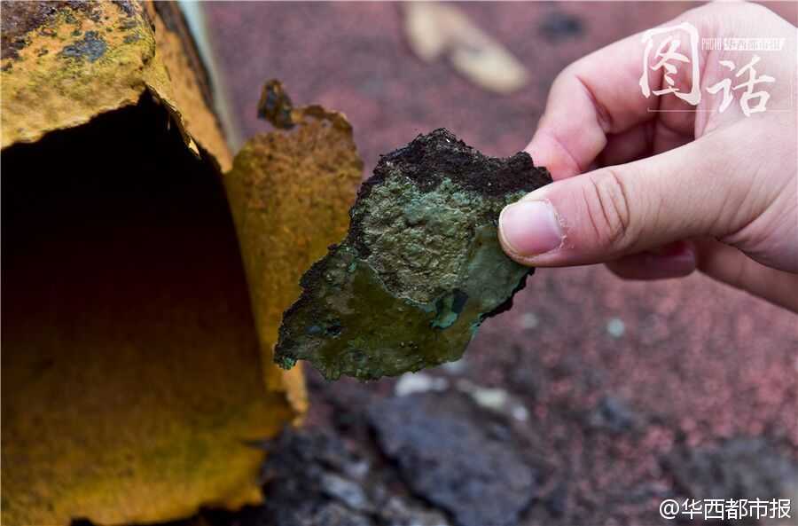 生命无法承受之重:成都理工大学篮球架倒塌事故的追问与反思 事故篮球架的底座连接处,锈蚀情况触目惊心,大片的铁锈层层剥落,原本坚固的金属结构已被岁月侵蚀得脆弱不堪,成为此次悲剧的隐患。