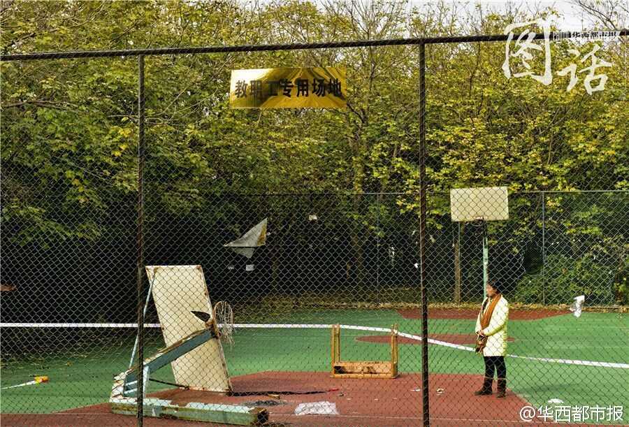 生命无法承受之重:成都理工大学篮球架倒塌事故的追问与反思 篮球场围栏上张贴着的‘入场须知’,白底红字格外醒目,上面详细列出了各项规定,其中不乏‘后果自负’等免责条款,但在一条鲜活的生命面前显得苍白无力。