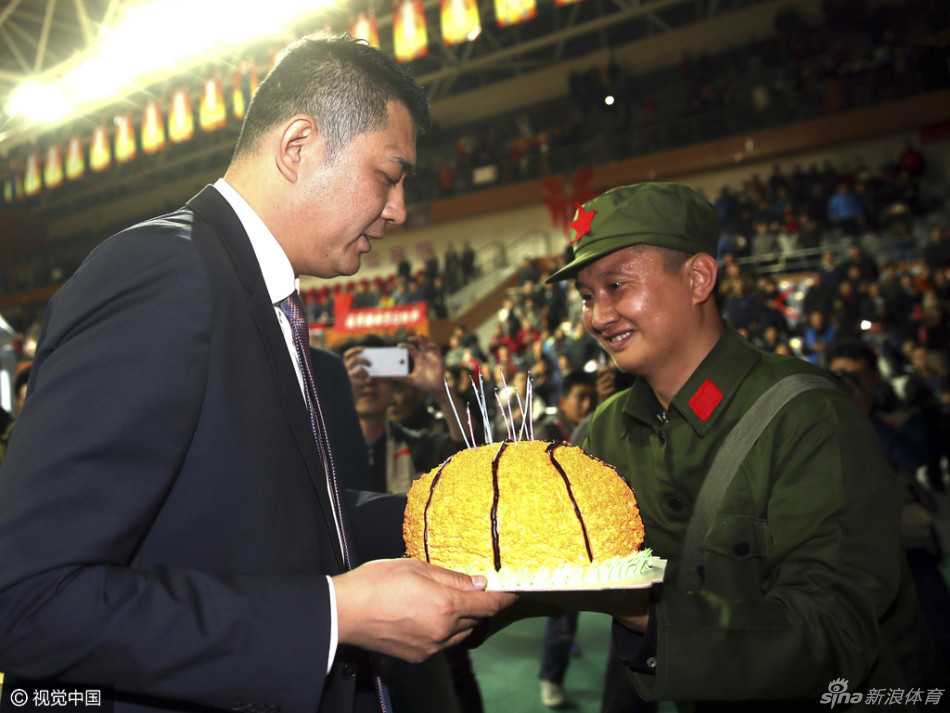 生日夜的遗憾与温情:巩晓彬在青岛球迷祝福中品味篮球人生 潍坊学院体育馆看台上,青岛球迷高举着巨大的红底白字横幅