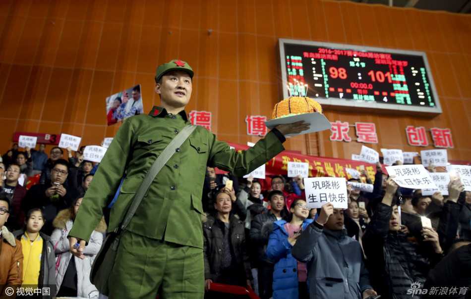 生日夜的遗憾与温情:巩晓彬在青岛球迷祝福中品味篮球人生 青岛队主帅巩晓彬身着深色西装站立在场边指挥,他眉头微蹙,全神贯注地盯着场上局势,右手做出战术手势,身后的看台上球迷横幅隐约可见,生日夜的这场比赛让他丝毫不敢松懈。