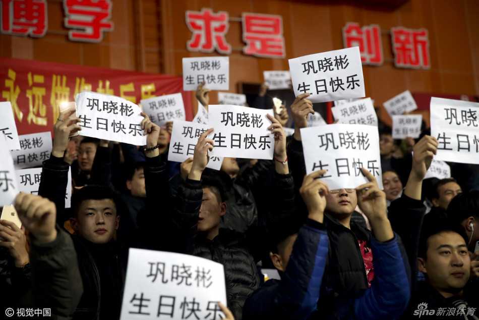 生日夜的遗憾与温情:巩晓彬在青岛球迷祝福中品味篮球人生 青岛队外援琼斯在比赛中持球突破,面对深圳队两名防守球员的包夹,他试图强行上篮,但动作显得有些犹豫,这场比赛他状态全无,全场仅得到4分,辜负了主教练生日夜对他的期望。