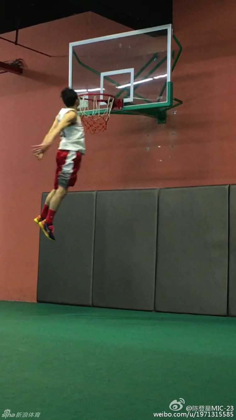 陈登星腾空而起，用头部狠狠顶向篮筐，仿佛要将天空撞出一个窟窿，这一跃让他得以俯瞰整个篮筐，展现了令人咋舌的恐怖弹跳高度。