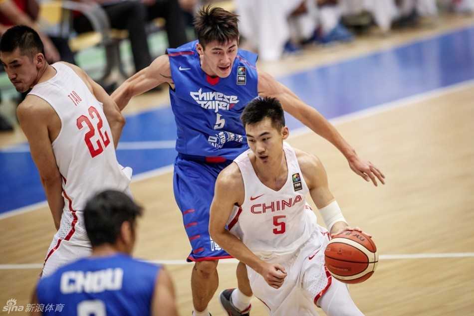 刘志轩犹如一把尖刀划破对手防线，他加速变向后从人缝中穿过，直杀篮下展现出果决的突破能力。