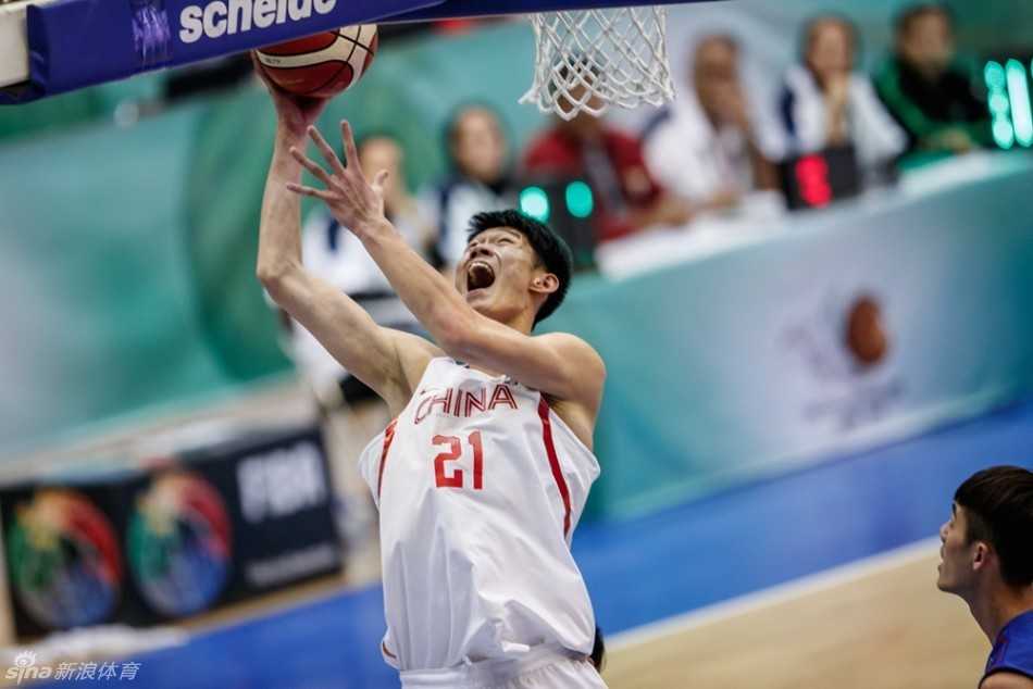 吴前持球突然启动，他利用一个加速就甩开了防守者的半个身位，轻盈地跃起准备完成这次上篮终结。