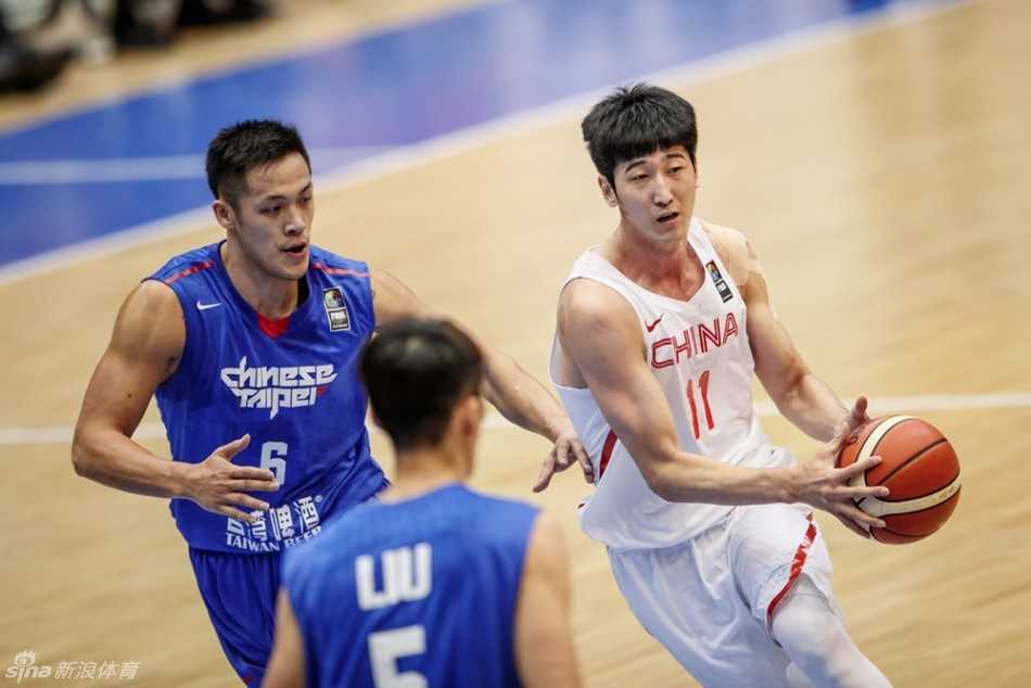 邹雨宸在高位得到机会果断起跳，他出手点极高，篮球划出一道优美的弧线，这是一次标准的跳投得分。