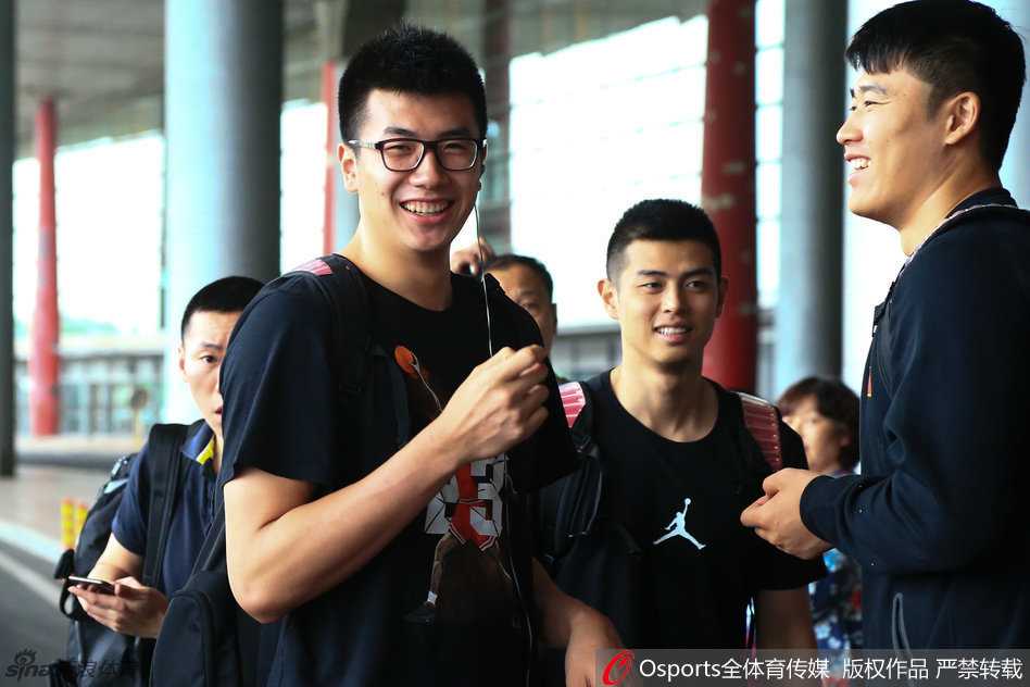 男篮众将齐聚京城初夏 宫家军里约前哨战悄然打响 锋线尖刀李根现身机场,面对接机人群露出轻松笑容,身背行囊步伐矫健,仿佛对即将到来的恶战早已胸有成竹。