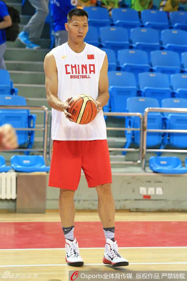 男篮全力冲刺里约奥运 易建联领军展赤子雄心 男篮领袖易建联神情专注地进行着赛前拉伸,每一块肌肉的绷紧都预示着他对即将到来的硬仗做好了充分准备。