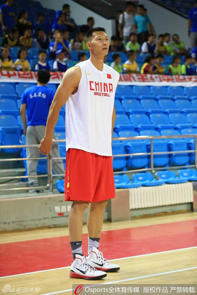男篮全力冲刺里约奥运 易建联领军展赤子雄心 潜力新星周琦在训练中展现出柔和手感,篮球划过完美弧线精准入筐,他的每一个动作都承载着无数球迷的期盼。