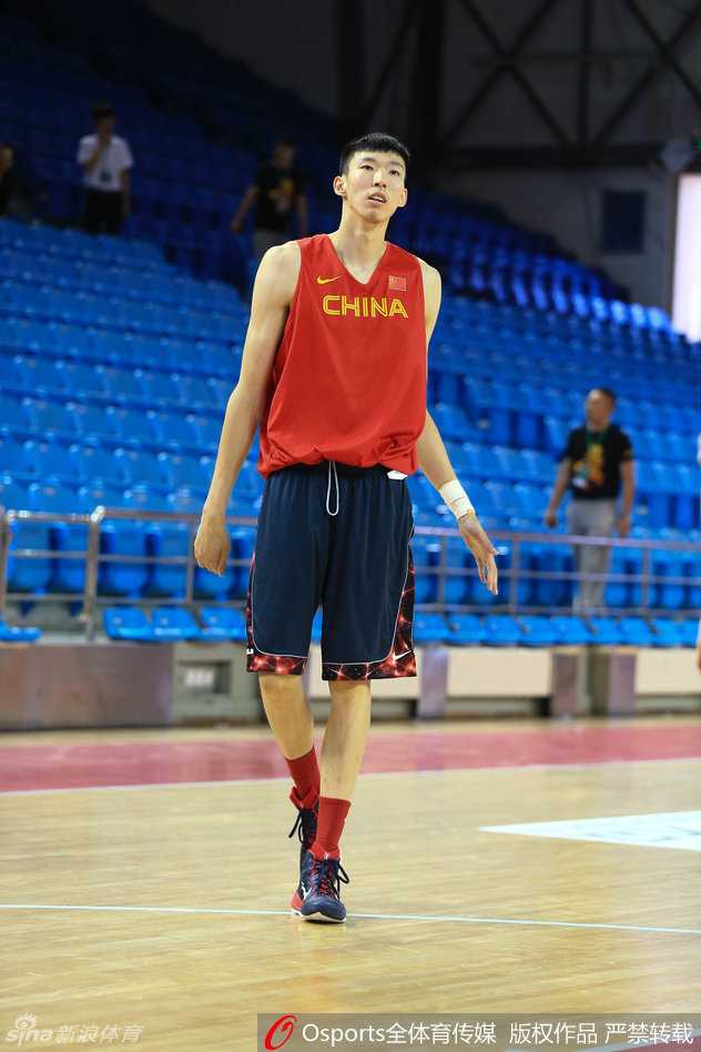 男篮全力冲刺里约奥运 易建联领军展赤子雄心 丁彦雨航在进攻端持球强突,防守悍将李根寸步不让,两人肌肉碰撞的激烈程度堪比正式比赛。