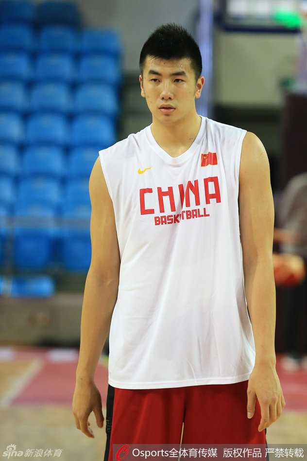 男篮全力冲刺里约奥运 易建联领军展赤子雄心 防守悍将睢冉和赵大鹏在训练中筑起铜墙铁壁,凶狠的眼神和不遗余力的滑步,诠释了男篮的防守韧性。