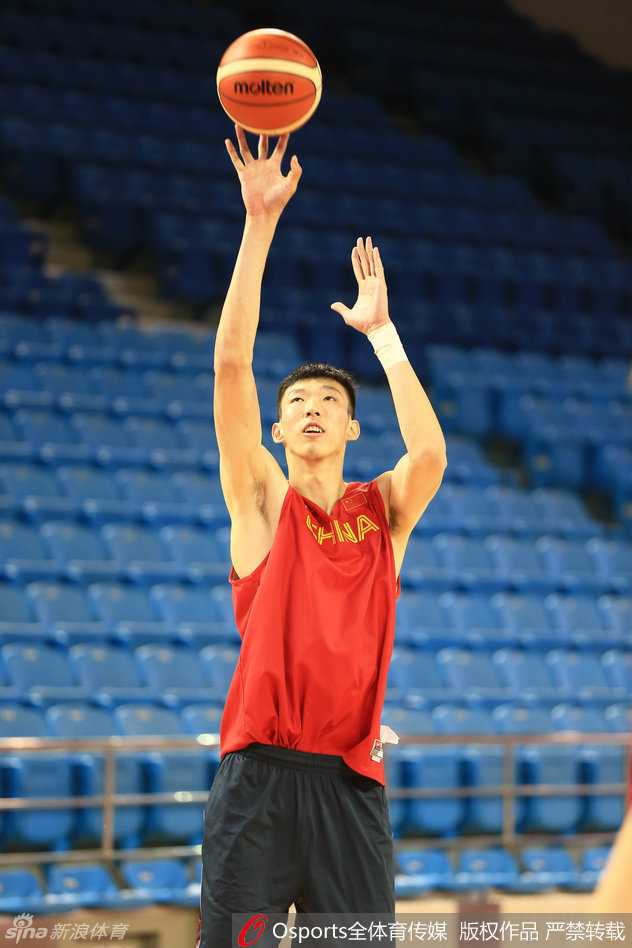 男篮全力冲刺里约奥运 易建联领军展赤子雄心 后场双枪郭艾伦与赵继伟在训练中连线,一个眼神便能心领神会,灵动的步伐搅乱了对手的防守布局。