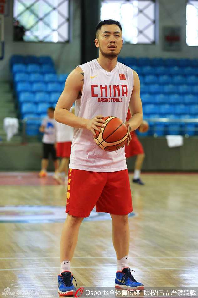 男篮全力冲刺里约奥运 易建联领军展赤子雄心 队长周鹏在场上振臂高呼,指挥着队友跑位,他的领袖气质在训练场的每一次呼喊中展露无遗。