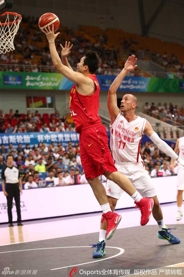 男篮力克黑山展雄风,群星闪耀赛场各显神通 王哲林在对方篮下高高跃起,双手灌篮,展现出中国长城不可撼动的内线统治力