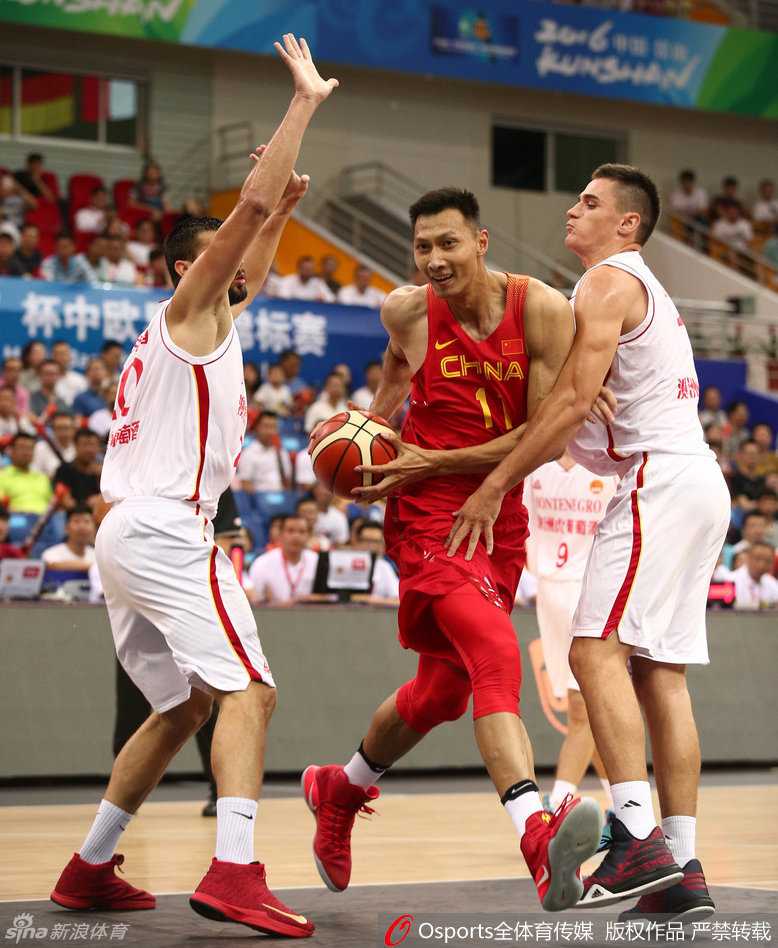 男篮力克黑山展雄风,群星闪耀赛场各显神通 周琦面对防守强硬起跳出手,利用身高臂展优势在对方内线取分,天赋尽显