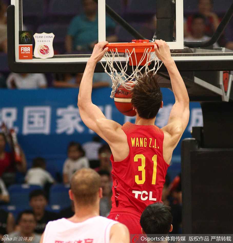 男篮力克黑山展雄风,群星闪耀赛场各显神通 易建联在多人包夹下霸气转身,犹如蛟龙出海,强硬杀入内线,尽显领袖本色