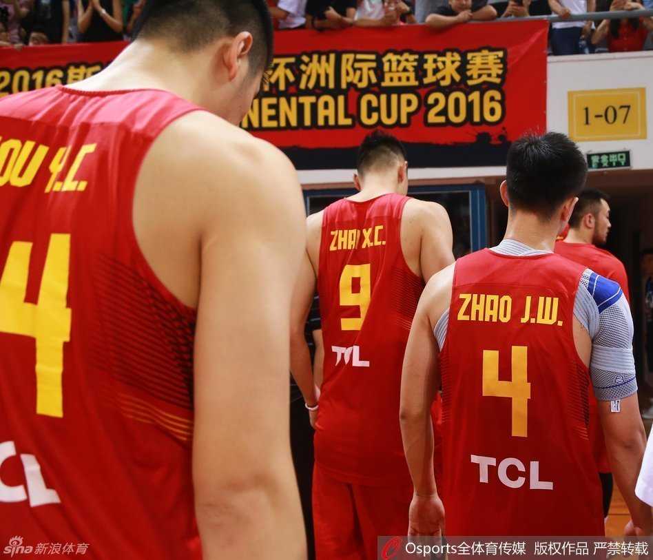 比赛失利后，球员们低垂着脑袋，拖着疲惫的身躯走入球员通道，背影写满了不甘与落寞。