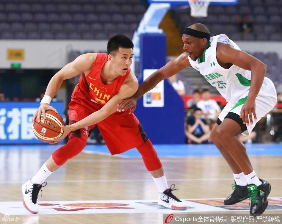 郭艾伦发动快攻，如利箭般穿梭在对手防线之间，步伐矫健，一马当先冲向篮筐。