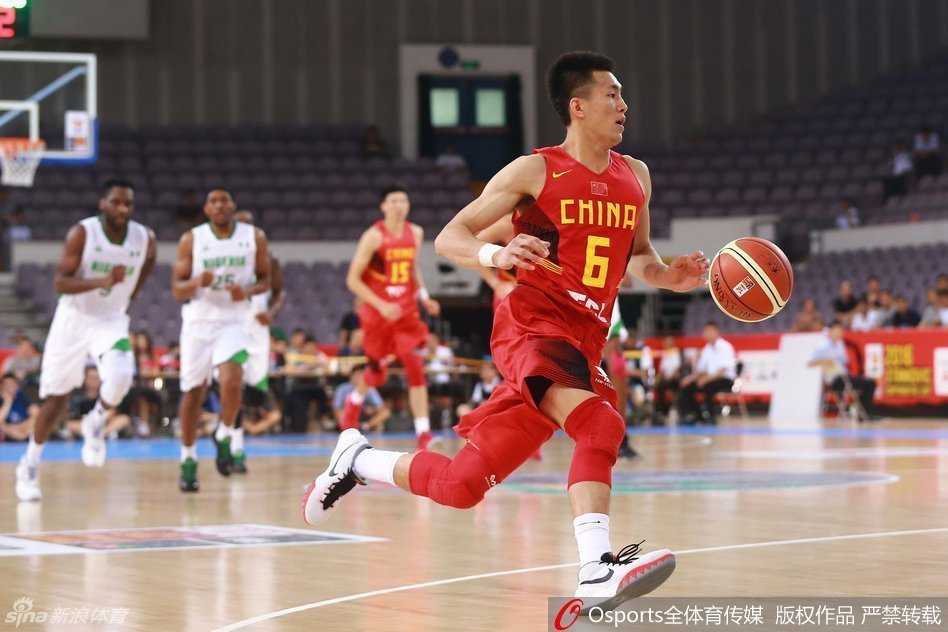 赵继伟借助队友掩护，巧妙地将防守者卡在身后，运球切入，寻找最佳的传球或投篮机会。