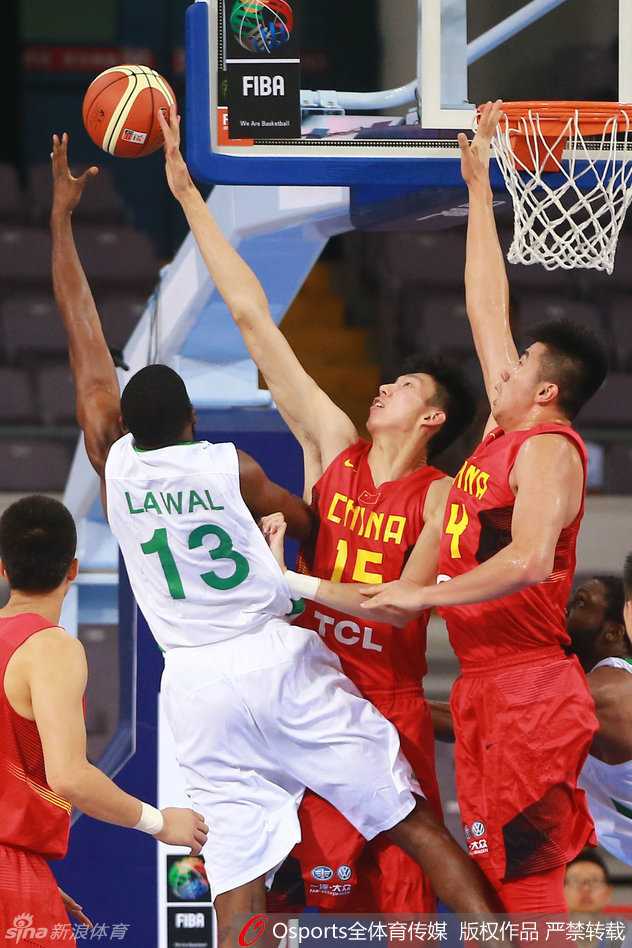 易建联高位持球，面对防守者果断起跳，手腕柔和拨出篮球，眼神中透露出必胜的决心。