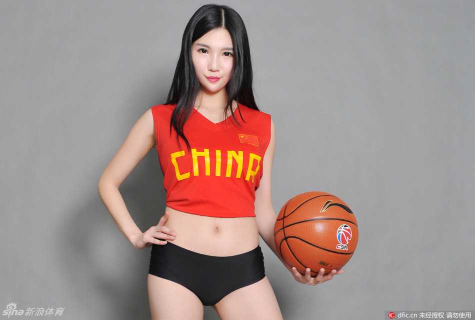 夜幕下的赛场灯火通明，男篮宝贝们集体亮相，整齐的步伐和修长的身影，在夜色与灯光的交织下，定格成一幅充满活力的画面。