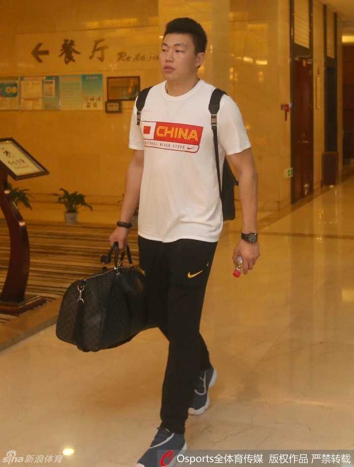 男篮将士挥别北仑 出征里约前的那一抹温情 男篮队长周鹏背着双肩包从容登车,神情坚毅,肩扛着带队冲击奥运的重任。