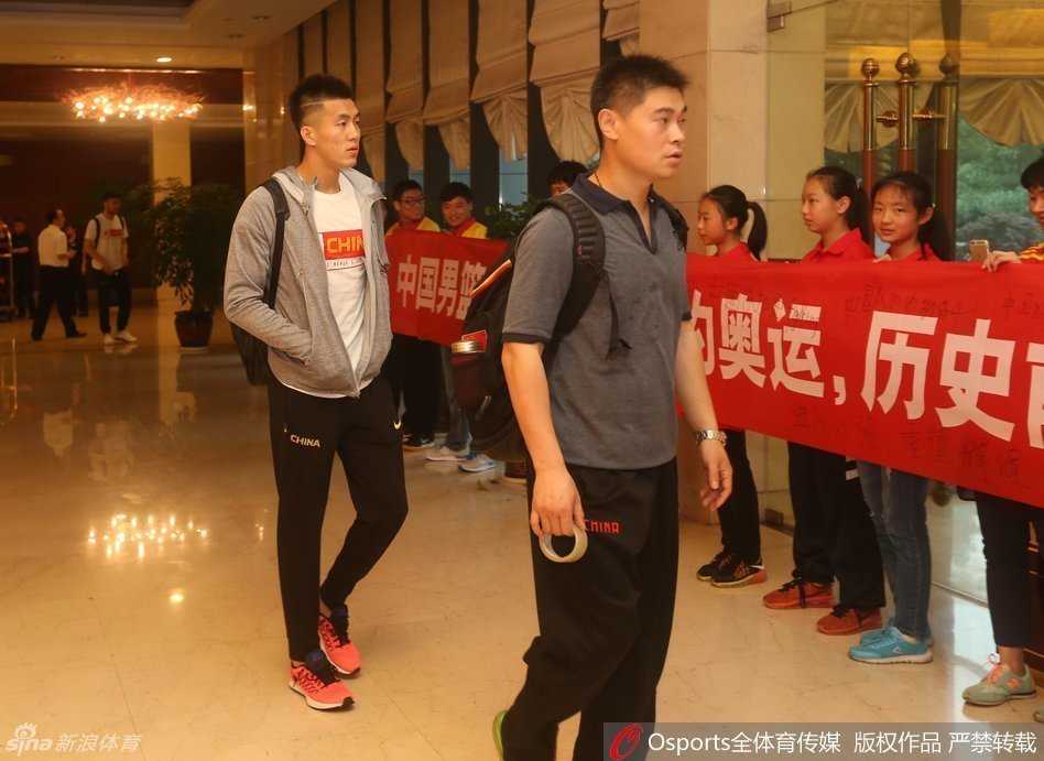 男篮将士挥别北仑 出征里约前的那一抹温情 热情的宁波球迷高举欢送标语,横幅上写满祝福,用最真挚的目光送别男篮。