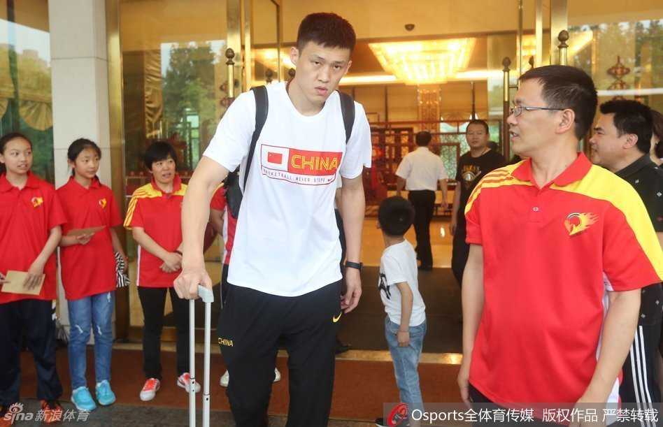 男篮将士挥别北仑 出征里约前的那一抹温情 睢冉俯身与球迷亲密合影,身旁的王哲林被逗得开怀大笑,气氛轻松愉悦。