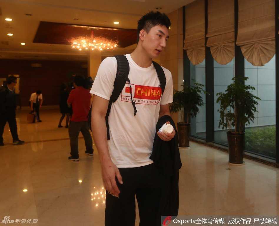 男篮将士挥别北仑 出征里约前的那一抹温情 可兰白克与郭艾伦并肩迈出电梯,神情轻松,集训结束的瞬间两人低声交谈。