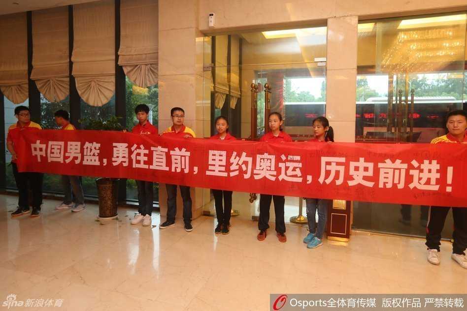 男篮将士挥别北仑 出征里约前的那一抹温情 翟晓川与丁彦雨航形影不离并肩前行,周琦在后面心情大好地向球迷挥手。