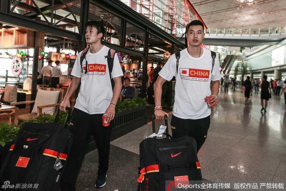 男篮少年行:二零一六盛夏的北仑记忆 身形高大的周琦独自推着满载的行李车,表情专注而平静,身后的队友们三三两两交谈着,首都机场的到达大厅因为这群年轻人的到来而显得热闹非凡。