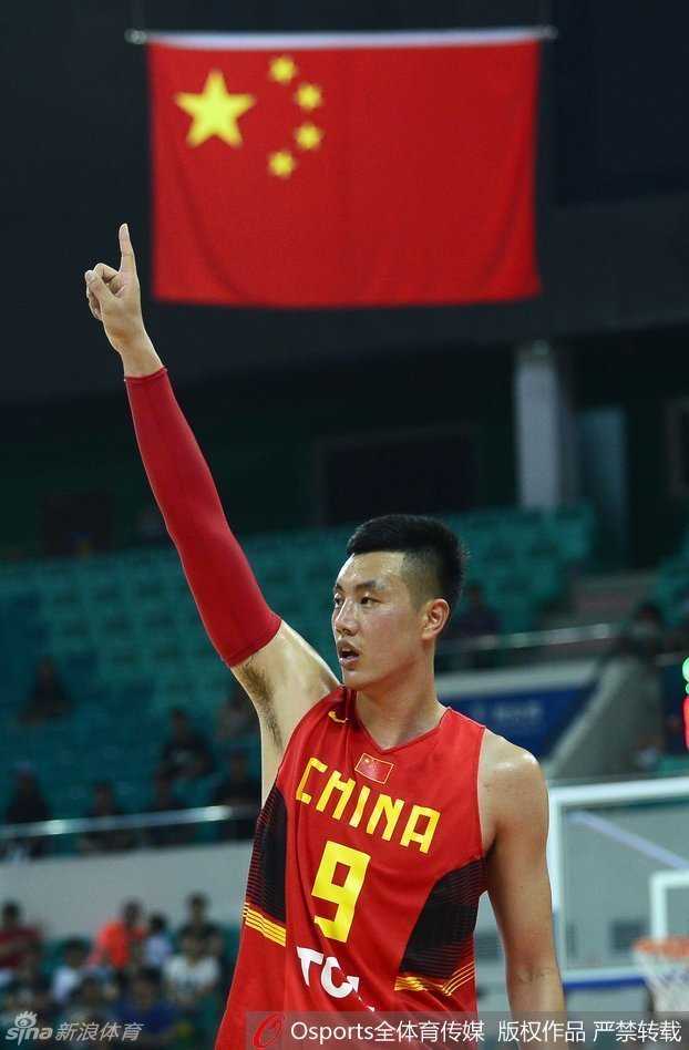 李慕豪如擎天柱一般直插对手腹地，接球后顺势完成雷霆万钧的双手灌篮，展示了中国内线的绝对高度。