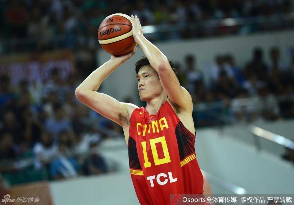 在激烈的卡位战中，邹雨宸与睢冉紧密协作，拼命抵挡住对手的冲击，每一寸地板都成为必争之地。