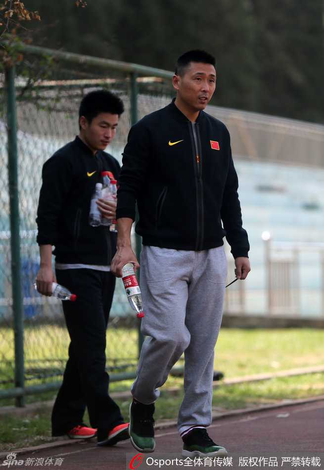 三名队员正在进行小范围的对抗性体能训练，他们激烈拼抢，身体碰撞不断，展现出极佳的竞技状态和团队默契。