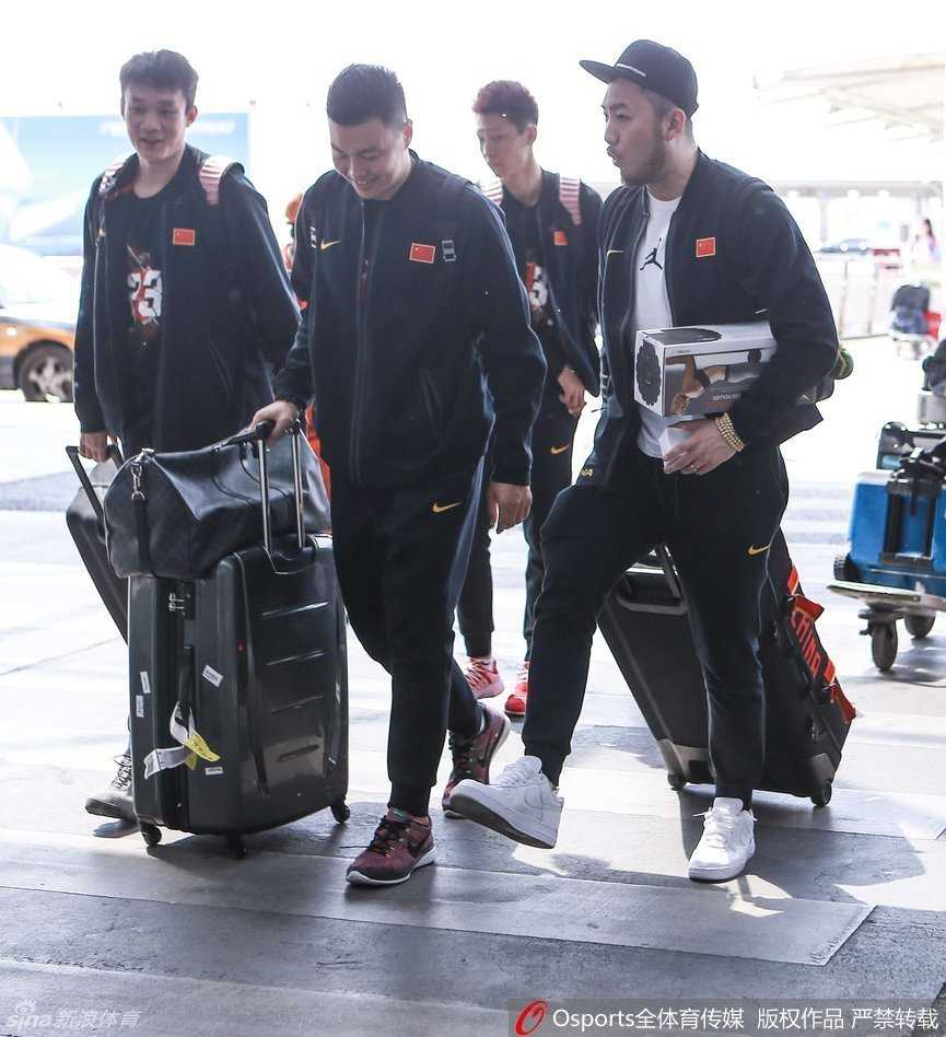 画面中可兰白克、李根与常林等人并肩而立，李根与常林似乎在热烈讨论着比赛中的精彩瞬间，神情投入而愉悦。