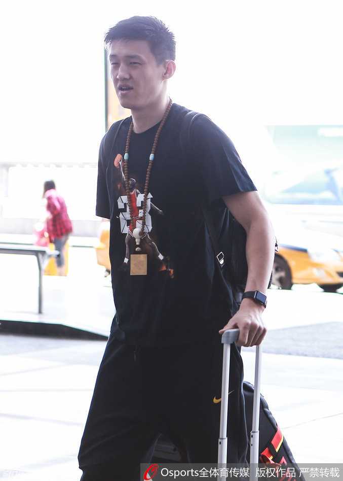 队长周鹏目光坚毅，身旁王汝恒与李慕豪等人屏息凝视，他们不仅是旁观者，更像是在从这场伟大的告别中汲取力量。