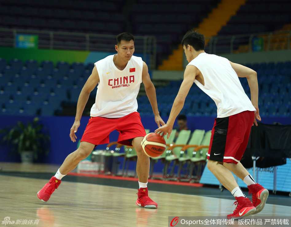 内线对决中，易建联面对周鹏的贴身防守，从容转身后勾手投篮，动作一气呵成，眼神里满是核心的笃定。