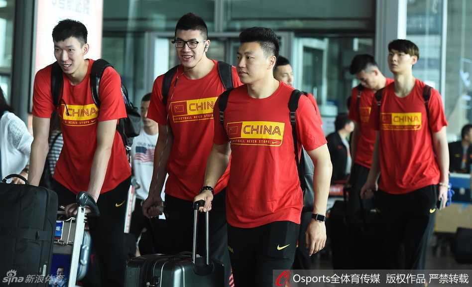 内线支柱易建联与周琦完成训练后并肩而行，两人的眼神中透露出坚毅，这是中国男篮新老传承的珍贵画面。