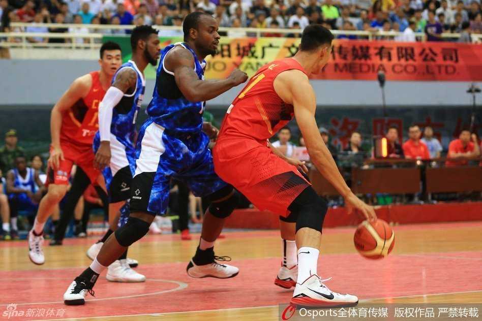 周鹏在三分线外稳稳出手，皮球划过一道完美的弧线，空心入网，展现了他作为锋线射手的价值。