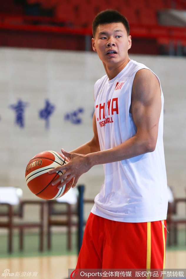 郭艾伦和赵继伟两位辽宁后卫眼神交汇，在高速对抗中完成了一次精彩的攻防转换。