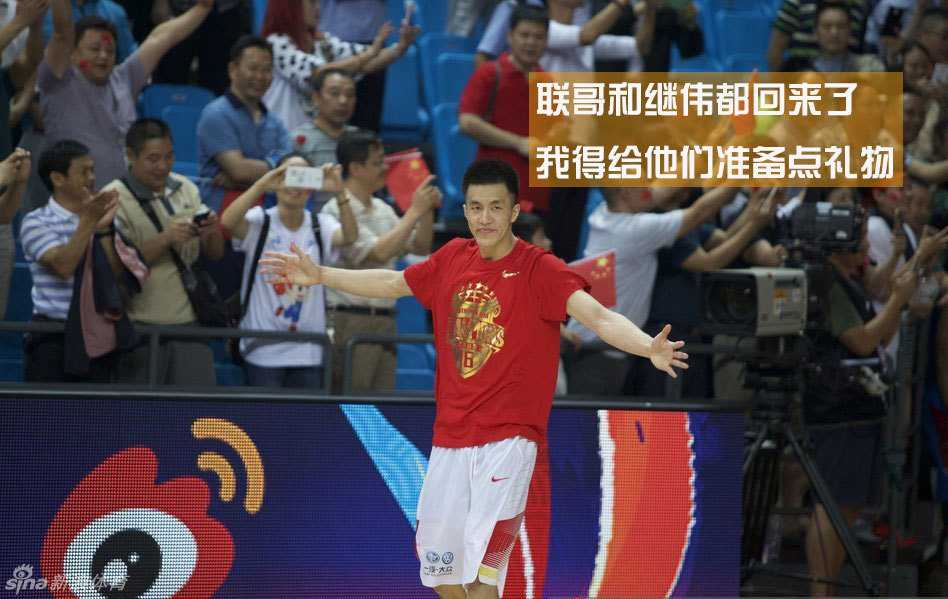 郭艾伦眯着眼睛，双手捧着一个彩色包装的礼物盒，嘴角露出狡黠的笑容，仿佛已经预见到接下来要发生的爆笑场面。