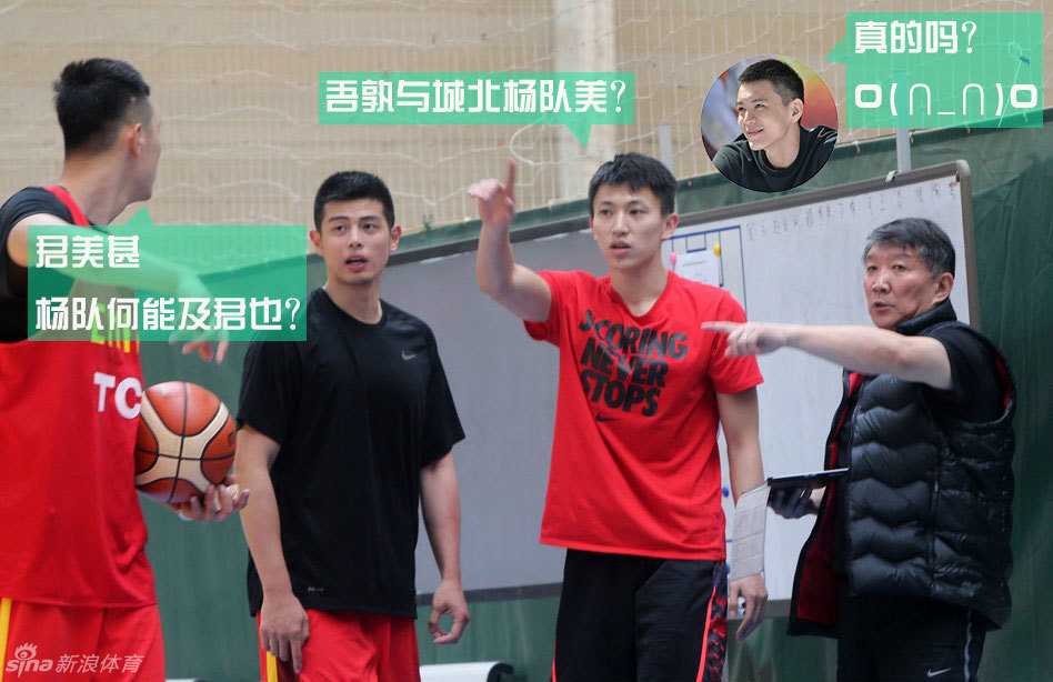 郭艾伦在训练场边露出标志性的灿烂笑容，仿佛在说“帅得太明显也不是我的错”，引得一旁的队友忍俊不禁。